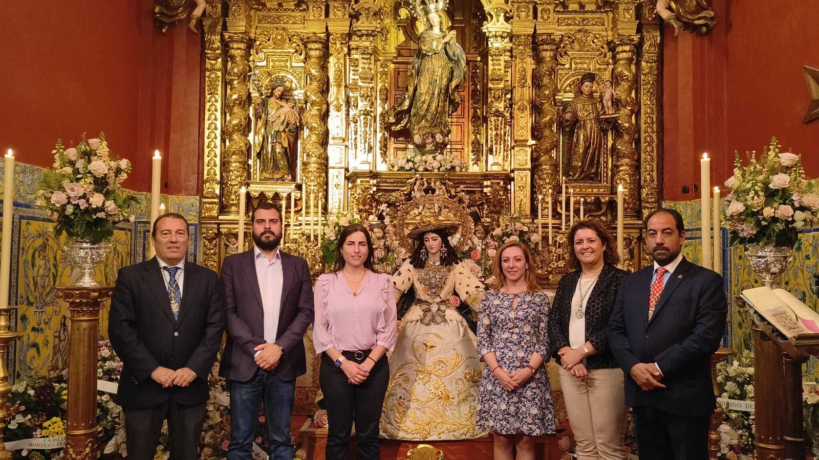 La Junta de la Pastora de Triana en el acto de restauración al culto de la imagen