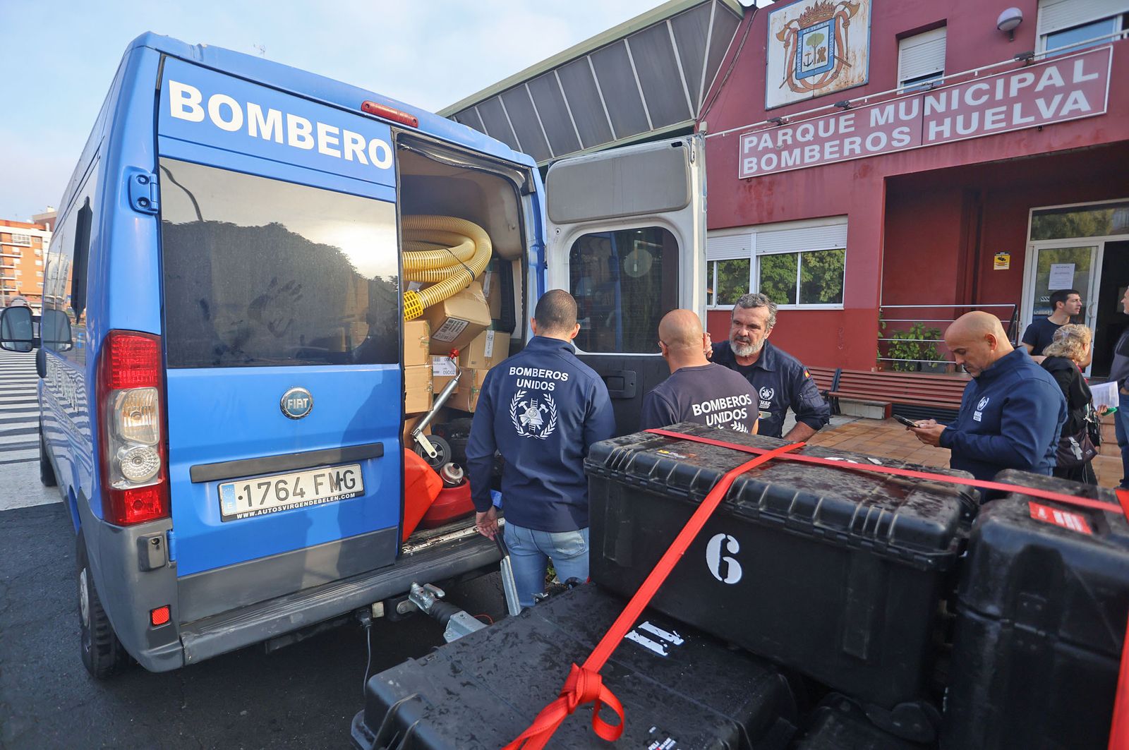 Imágenes de la partida de los bomberos de BUSF Huelva hacia Valencia