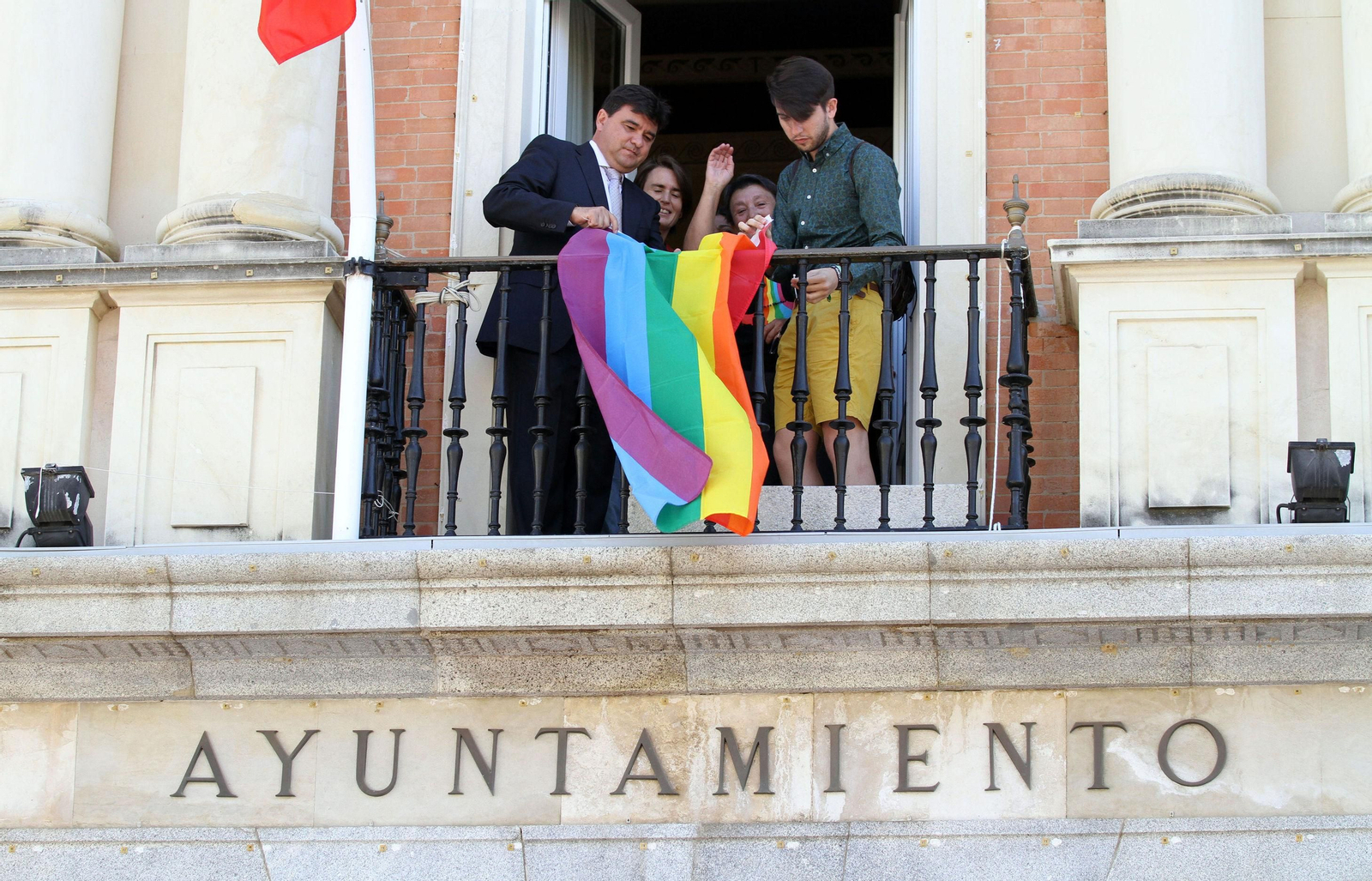 El alcalde iza la bandera del colectivo en una imagen de archivo.