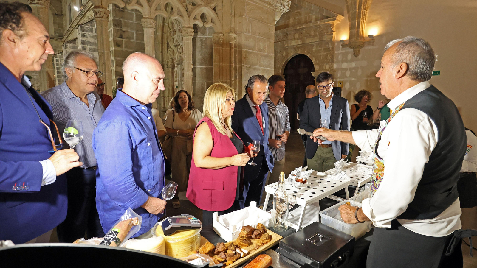 Imágenes de Entre Vinos, Tintos y Blancos, en los Claustros de Jerez