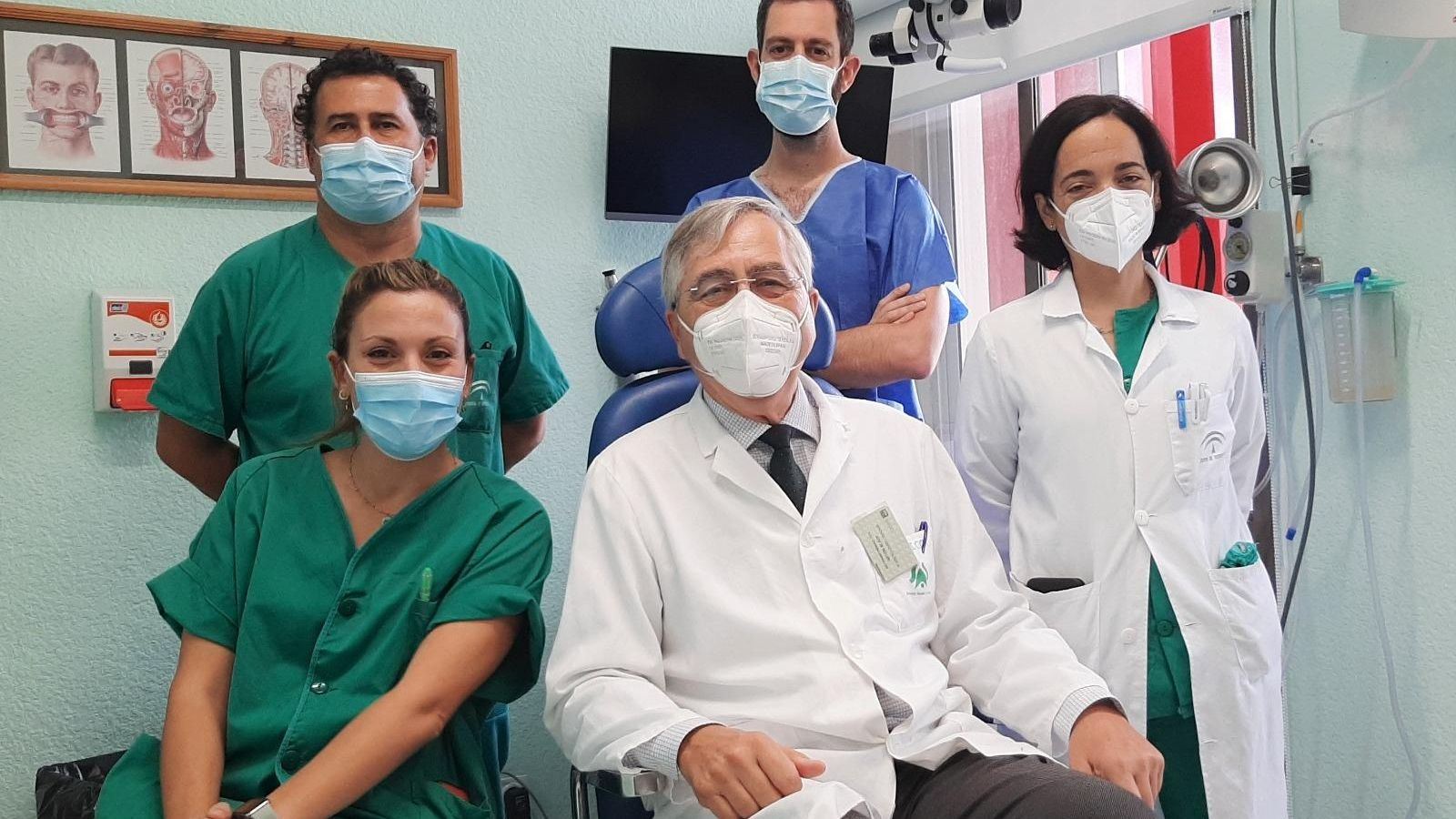 El especialista Ventura Camino (en el centro con bata blanca) junto a profesionales de Otorrinolaringología.