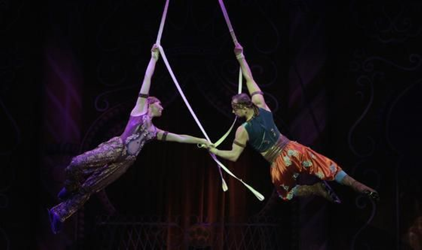 Imagen de 'El cascanueces' sobre el hielo en el Teatro de la Maestranza. / Antonio Pizarro