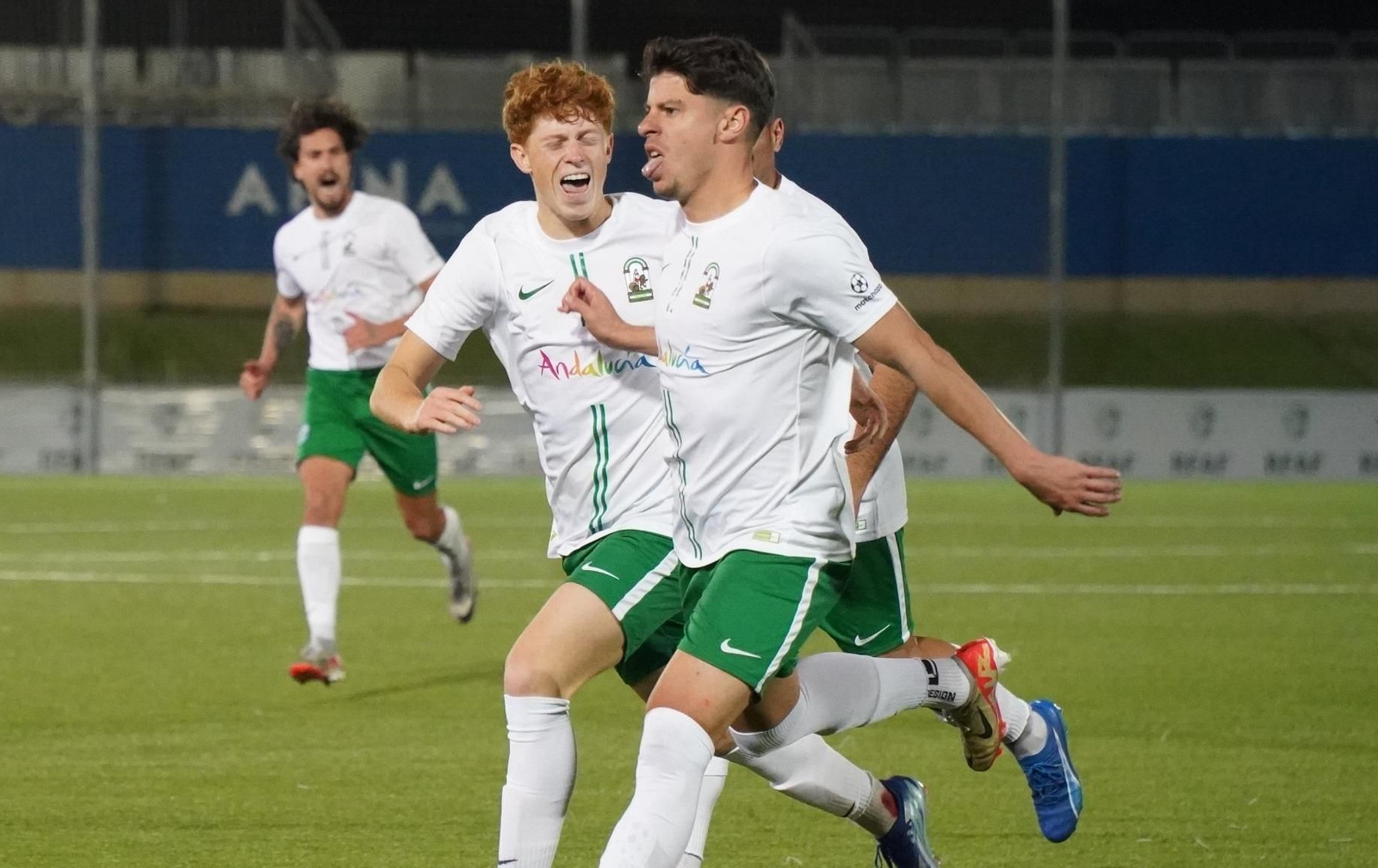 Teté celebra con Cameron el 1-1.