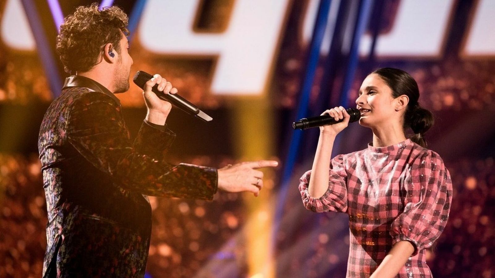 Irene, interpretando el tema final con su 'coach', David Bisbal.