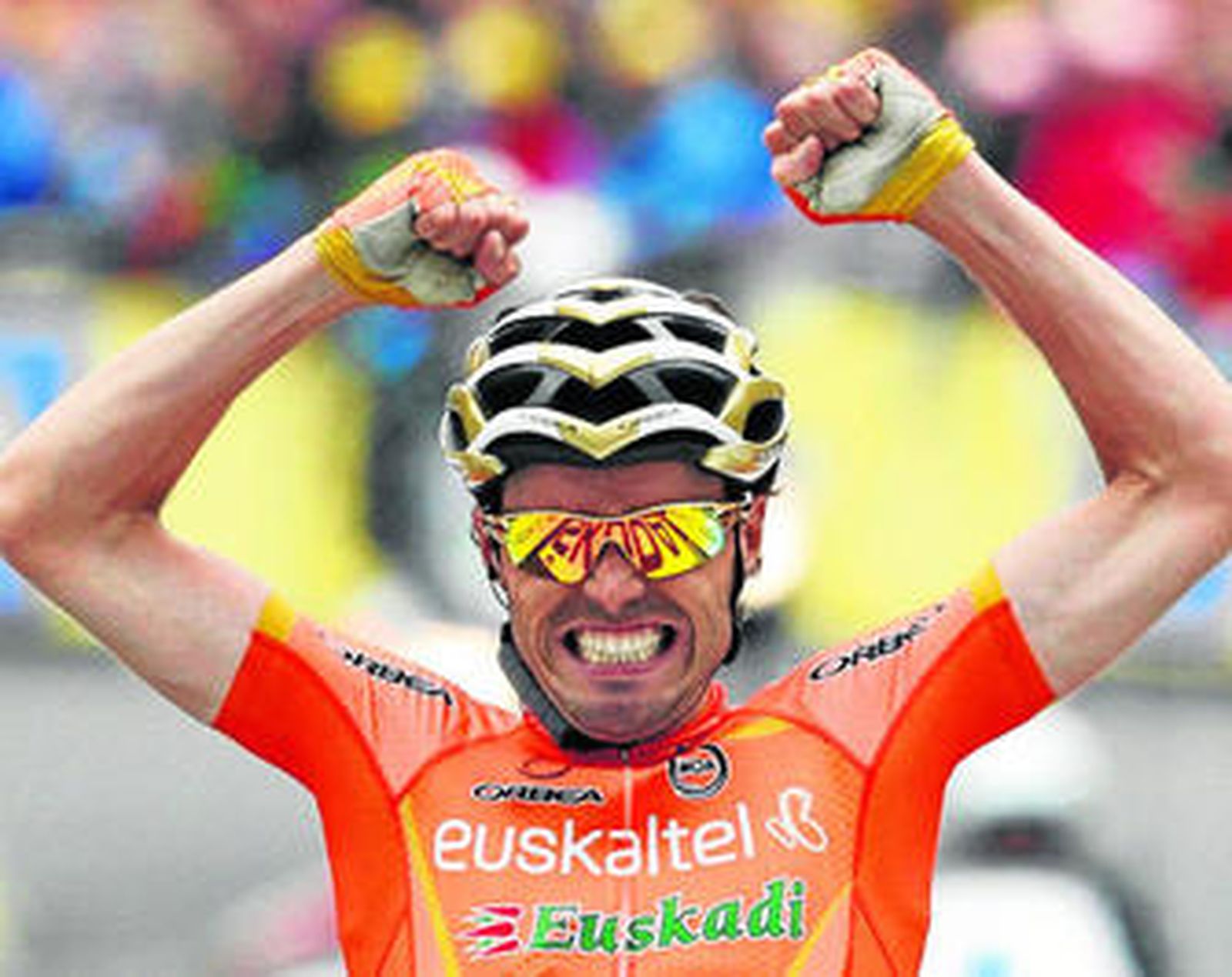 Samuel Sánchez alza los brazos con rabia en la línea de meta.