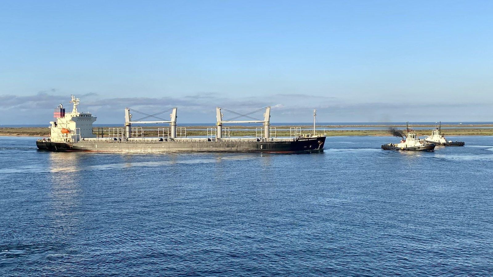 Labores de atraque de un buque en el Puerto Exterior.