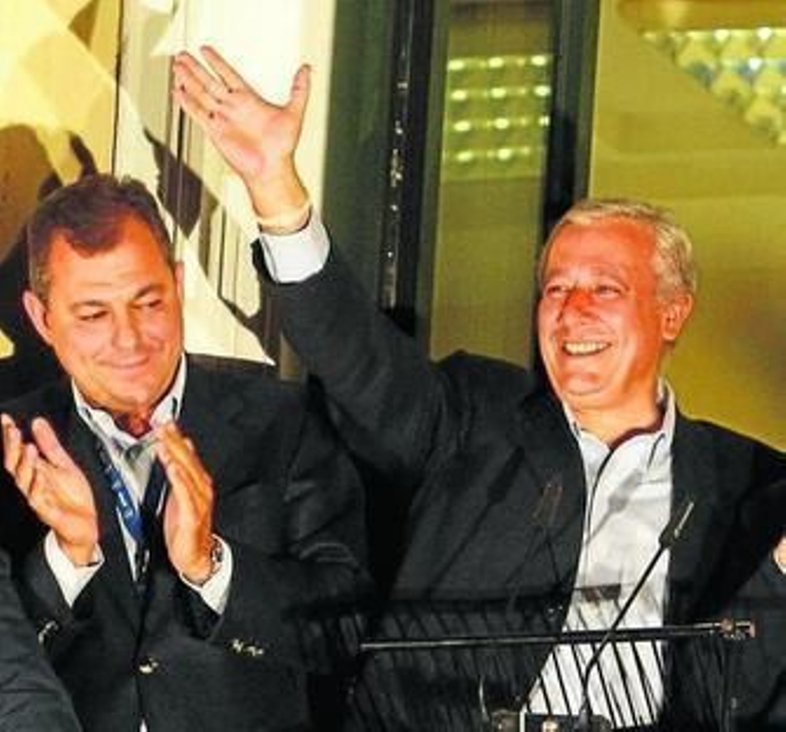 Arenas saluda a la militancia junto a José Luis Sanz.