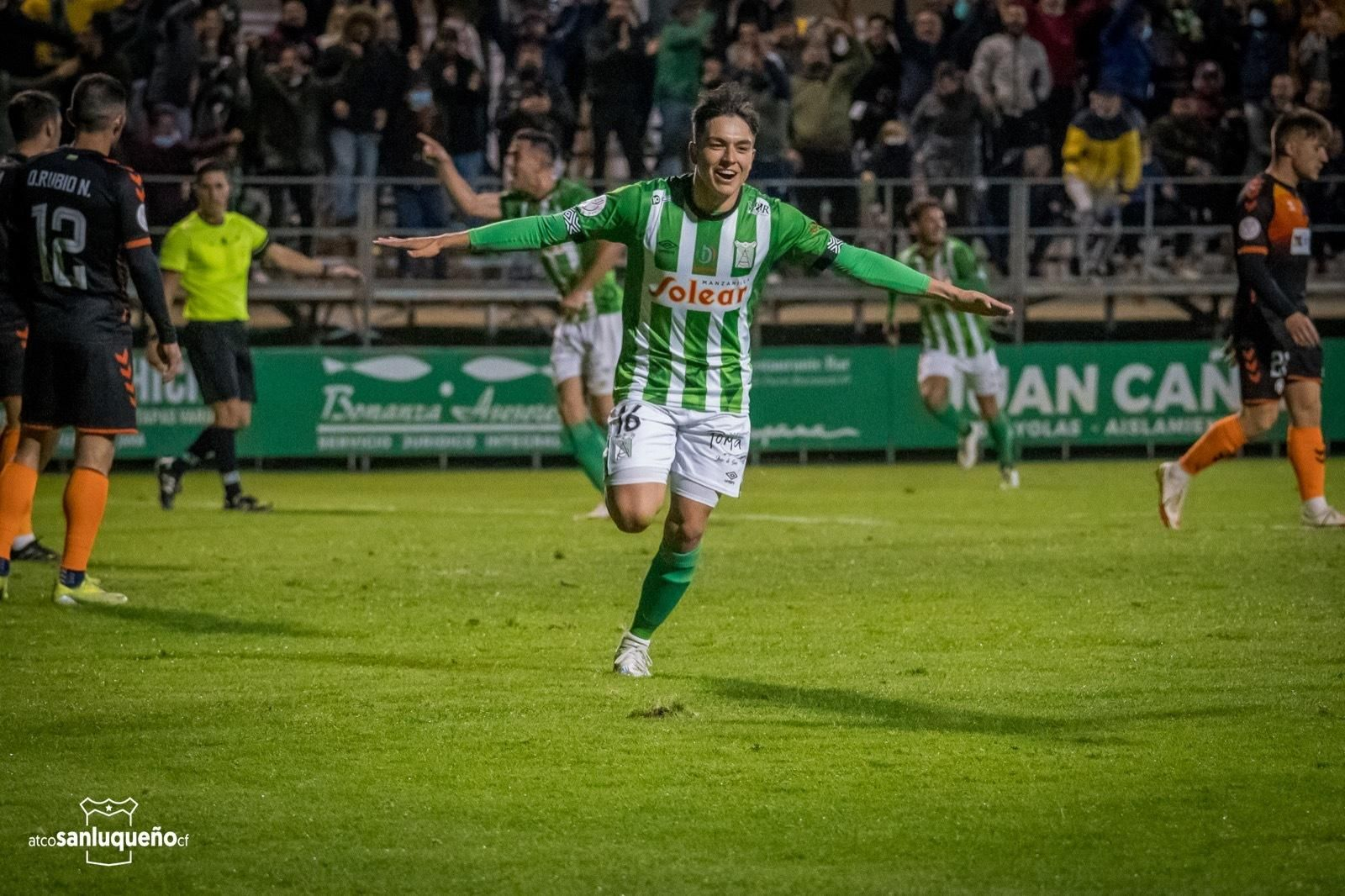 Miguelete celebra el primer tanto del encuentro frente al Sabadell.