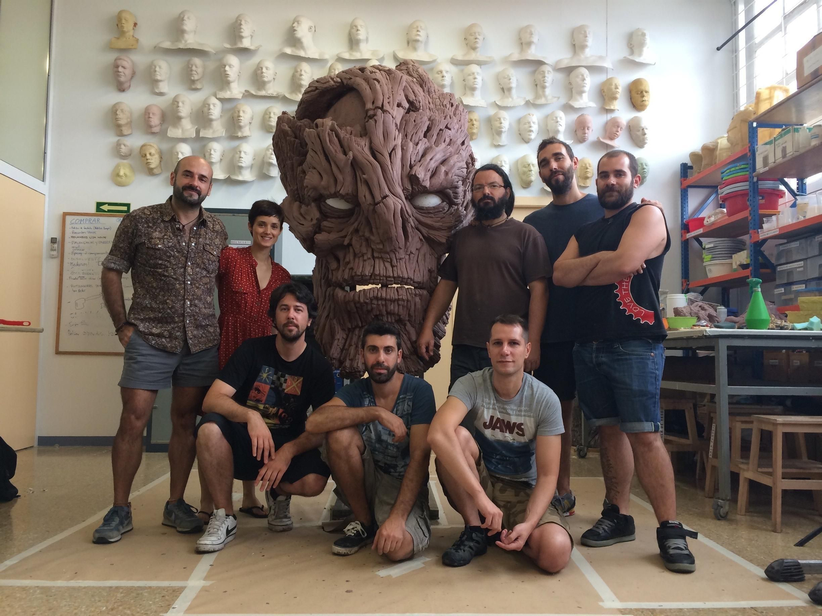 Noé Serrano y el grupo de diseño de la cabeza del monstruo.