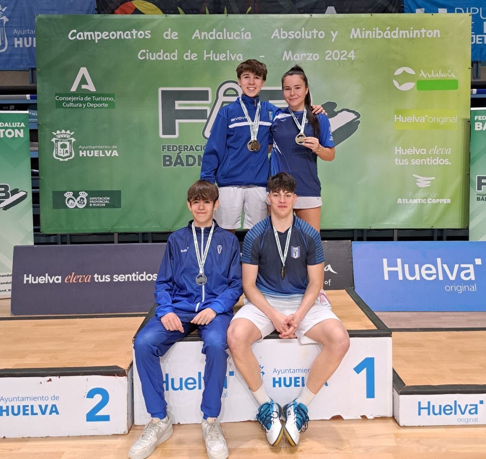 Los cuatro medallistas del Club Bádminton Huelva en el Campeonato de Andalucía.