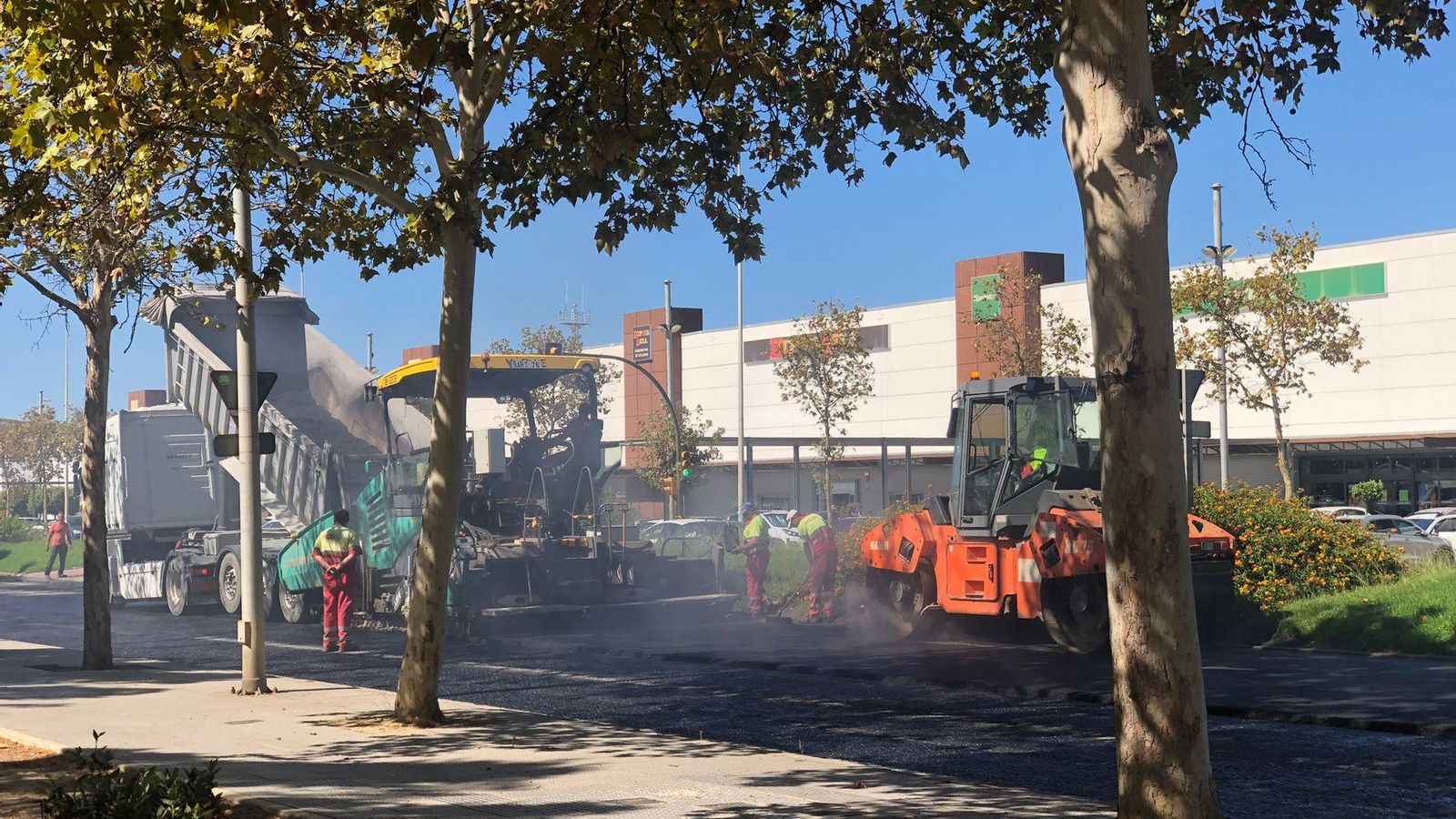 Asfaltado de la avenida Nuevo Molino. Asfaltado de la avenida Nuevo Molino.