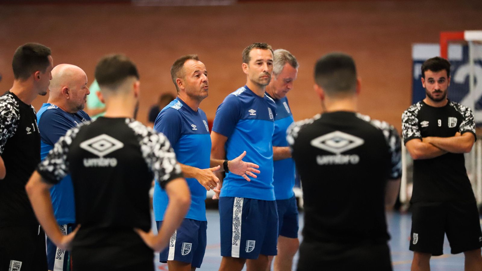 Crispi atento junto a los jugadores a las órdenes de Tete.