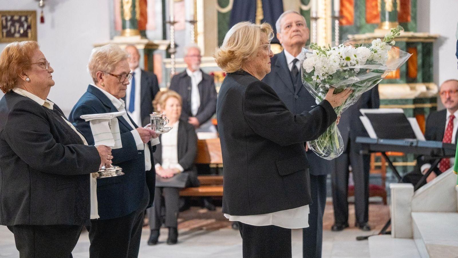 Durante la ofrenda, Margarita González, María del Carmen Aranda, Remedios Franco y Enrique Cabrera. Durante la ofrenda, Margarita González, María del Carmen Aranda, Remedios Franco y Enrique Cabrera.