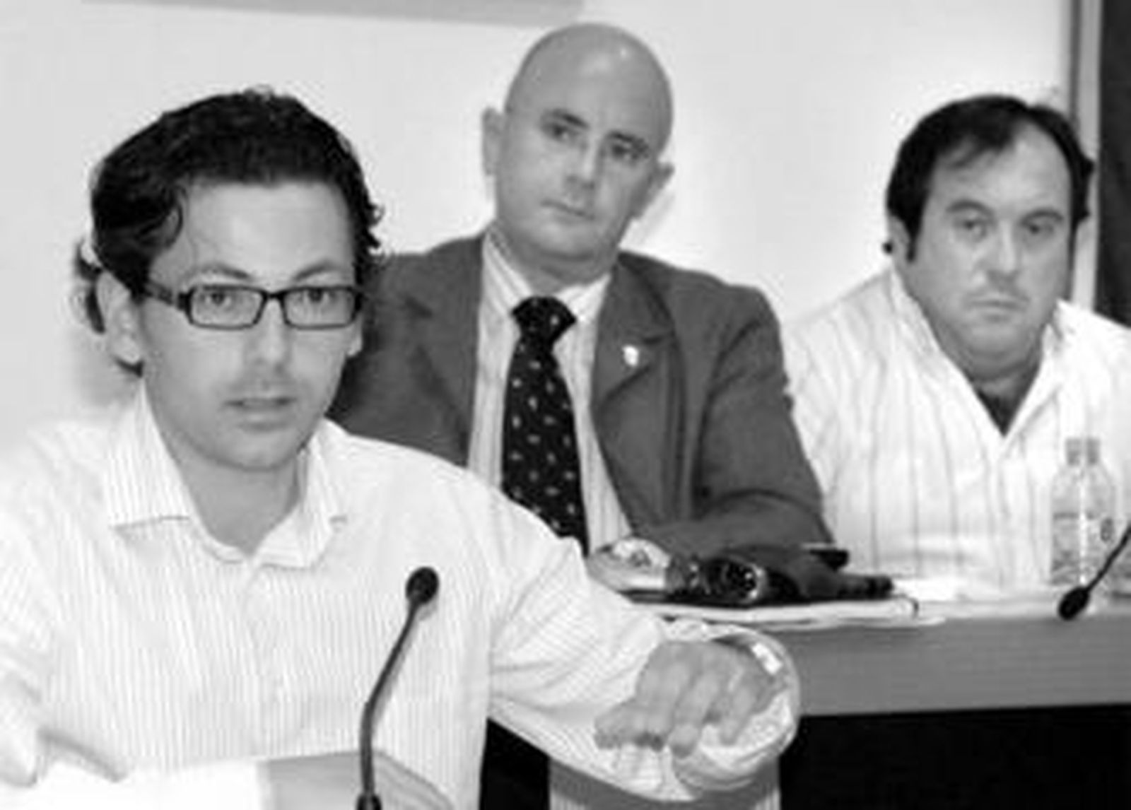 Andrés Núñez, con Agustín Díaz y José Manuel Lechuga al fondo, durante el último pleno.