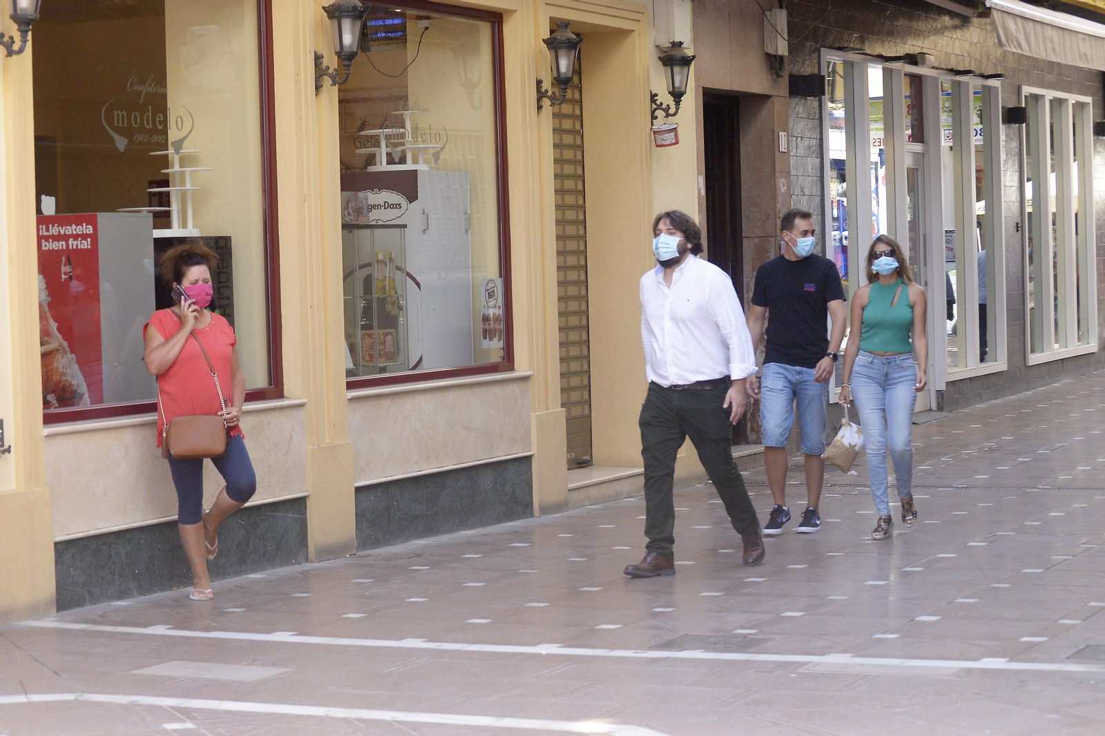 Varias personas con mascarillas en La Línea.