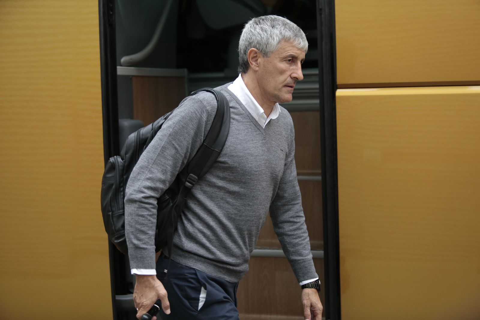 Quique Setién antes de un desplazamiento del equipo.