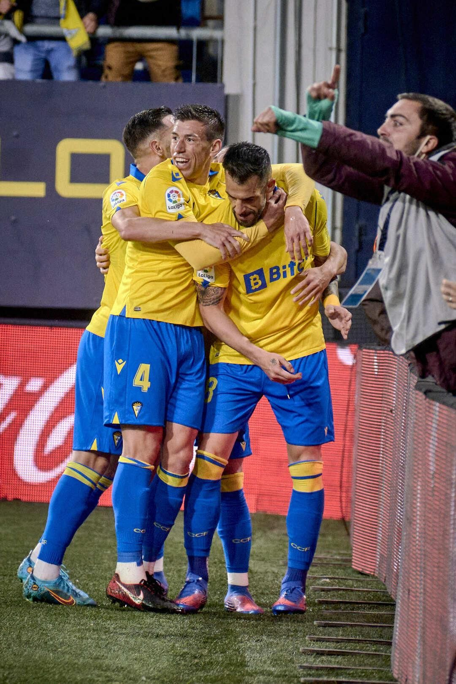 Partido de fútbol entre el Cádiz CF y el Getafe CF.