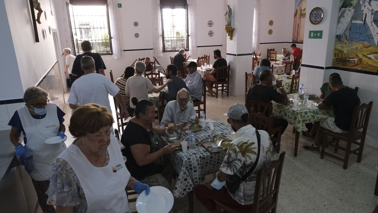 Usuarios del comedor social de La Milagrosa, en Almería capital.