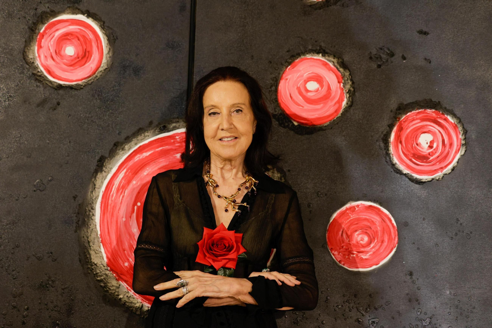 La artista Clelia Muchetti junto a su obra.