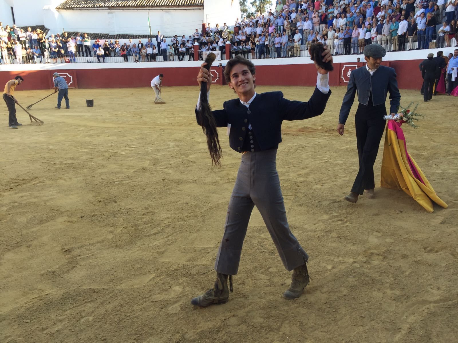 Manolo Vázquez, en la vuelta al ruedo, con los máximos trofeos.