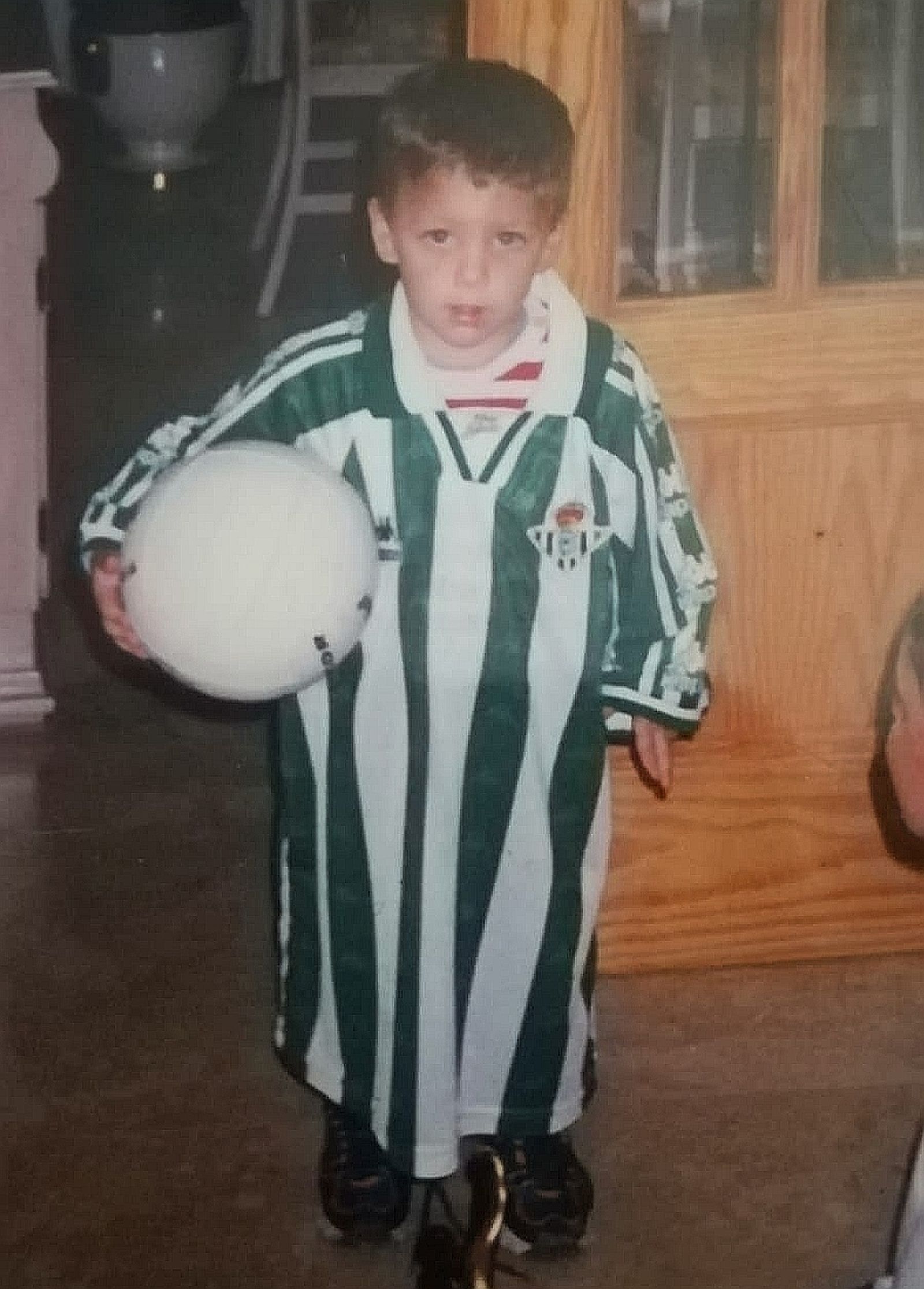 Una fotografía de la infancia de Carlos con la camiseta del Betis.