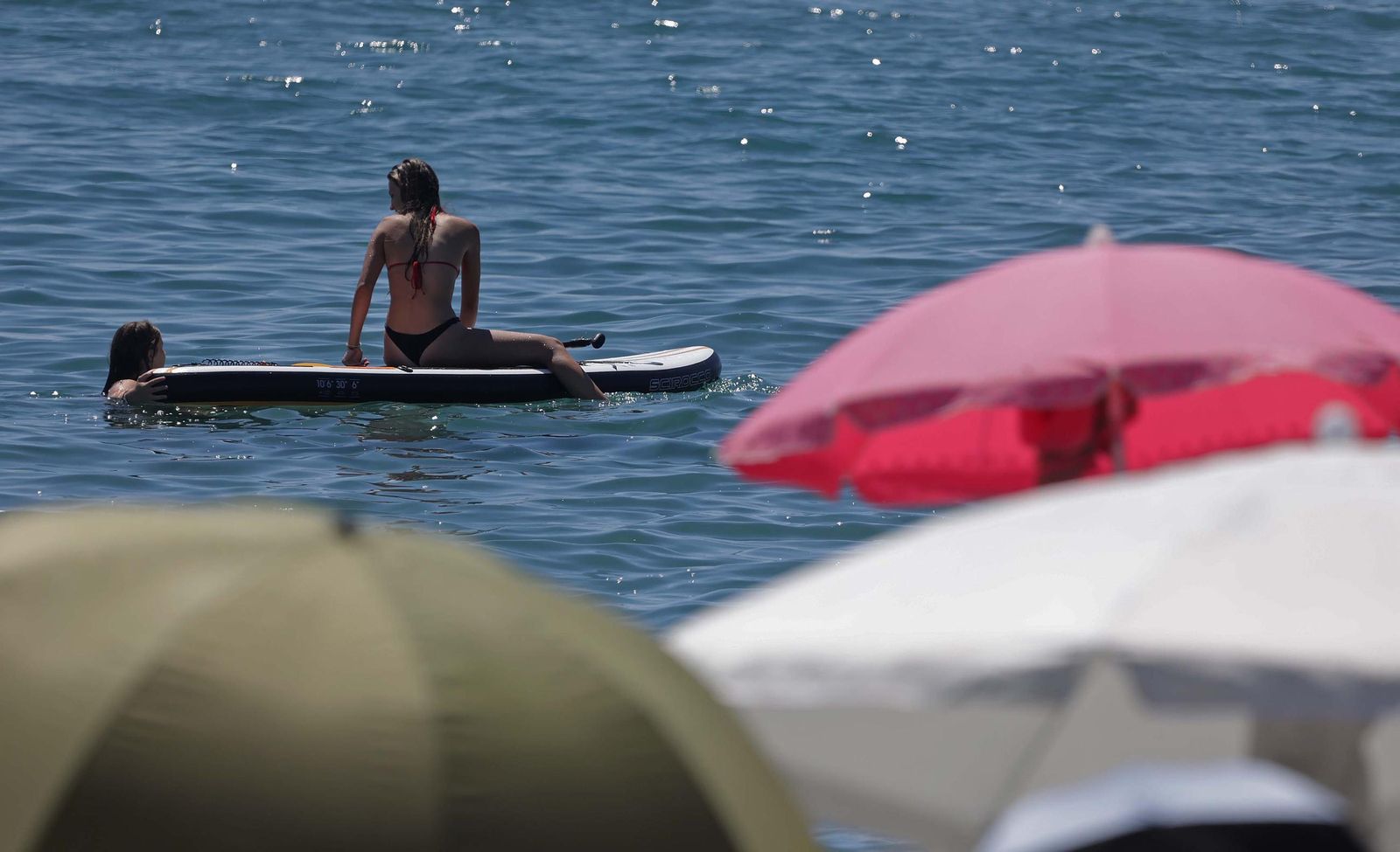 Fotos del domingo en la playa de Levante de La Línea