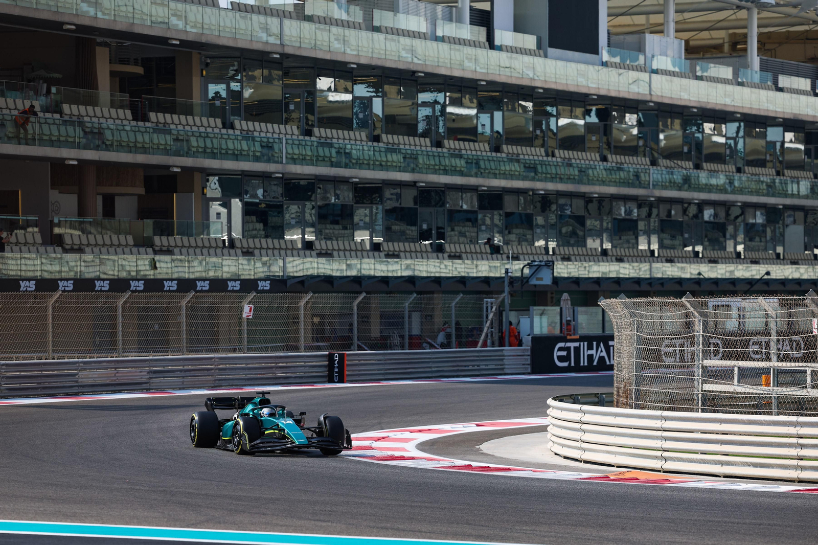 Las escuderías de  Fórmula uno se prueban tras el fin de temporada