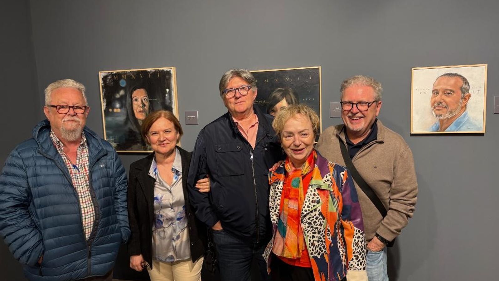 Alfredo Feito, Maribel Arufe, Ramón Pérez, Elena Santiago y Diego Roldán recorriendo la muestra de pinturas.