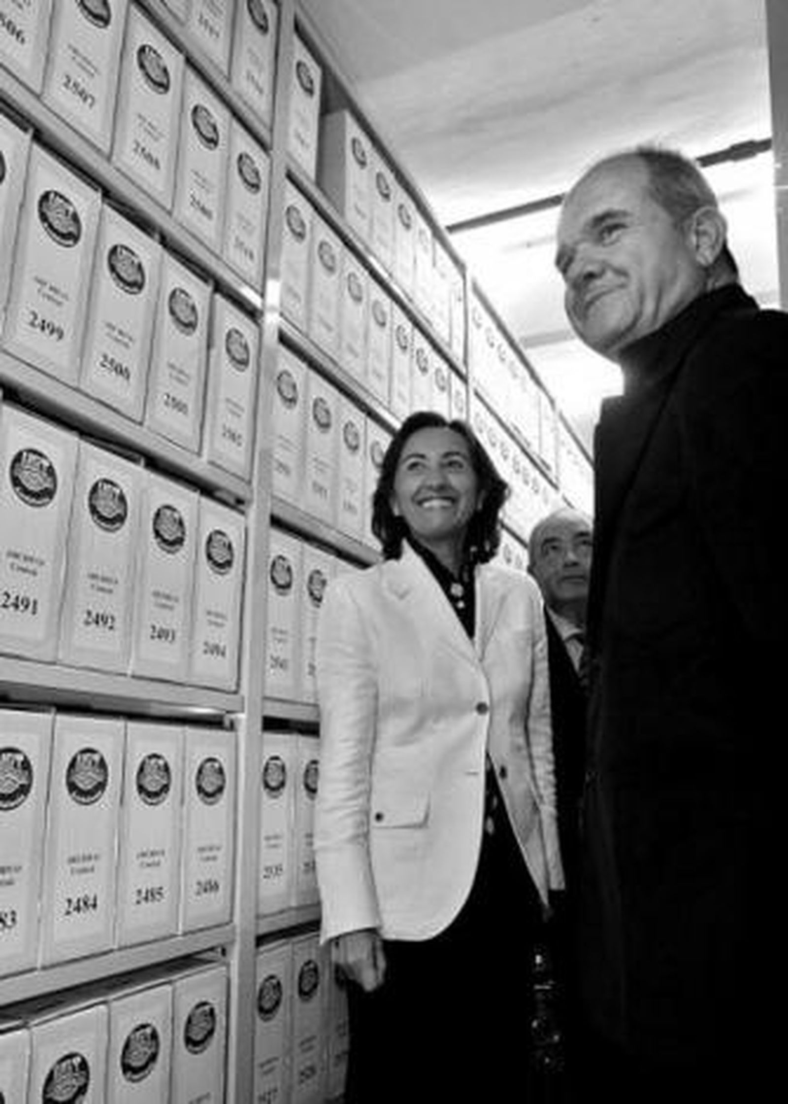 Rosa Aguilar y Manuel Chaves, en el Archivo de la UGT.