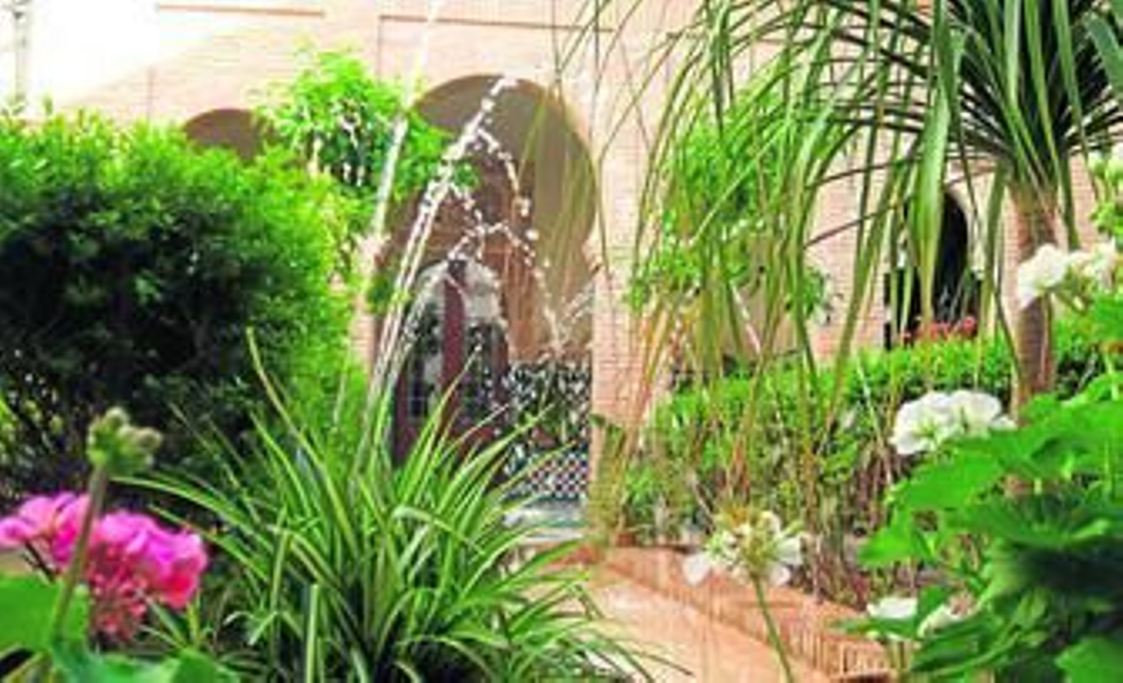 El idílico jardín del Carmen de los Arrayanes evoca la frescura, verdor y humedad de su hermana mayor: la Alhambra de Granada.