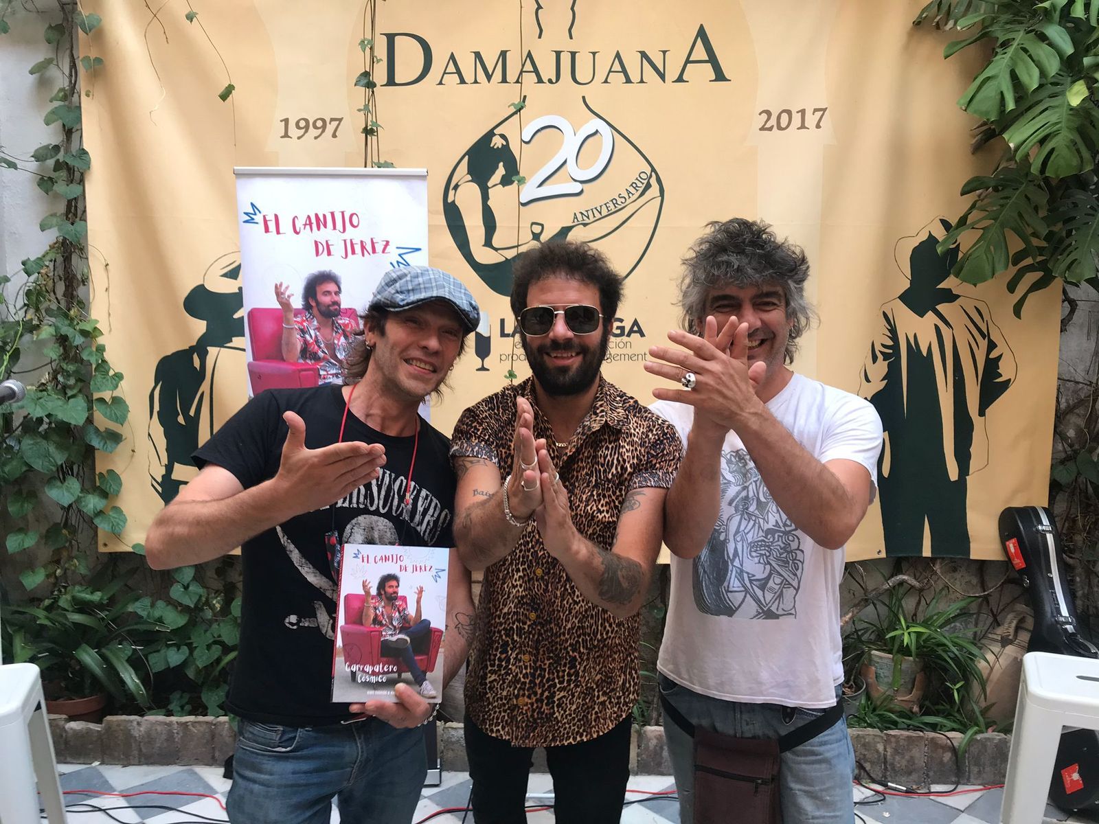 El Canijo de Jerez, junto a Kike Turrón y Kike Babas, autores de la biografía, esta tarde en Damajuana.