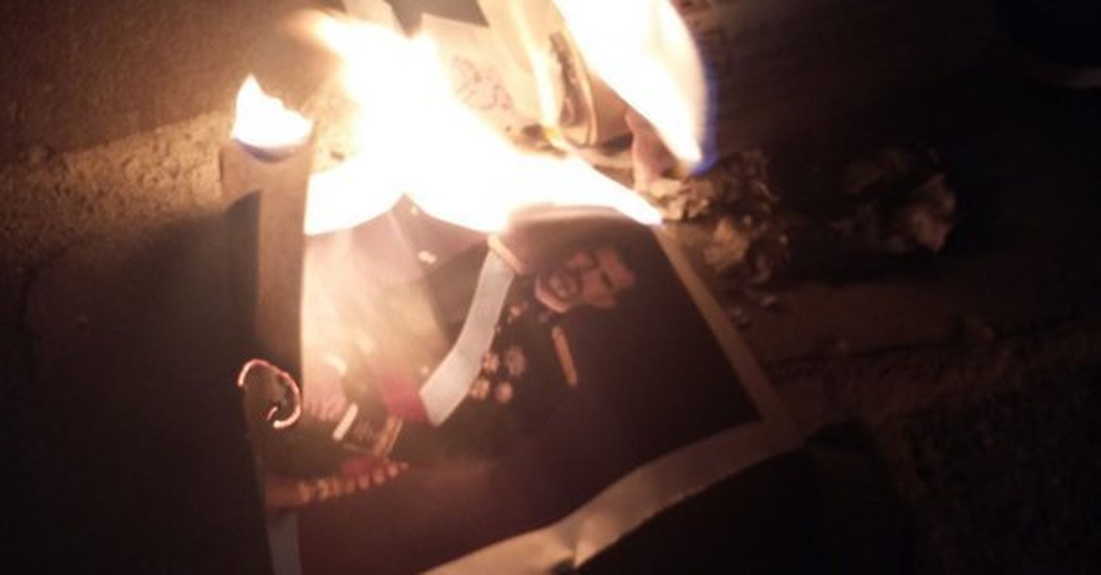 Varios participantes de la Diada quemaron fotos del Rey.