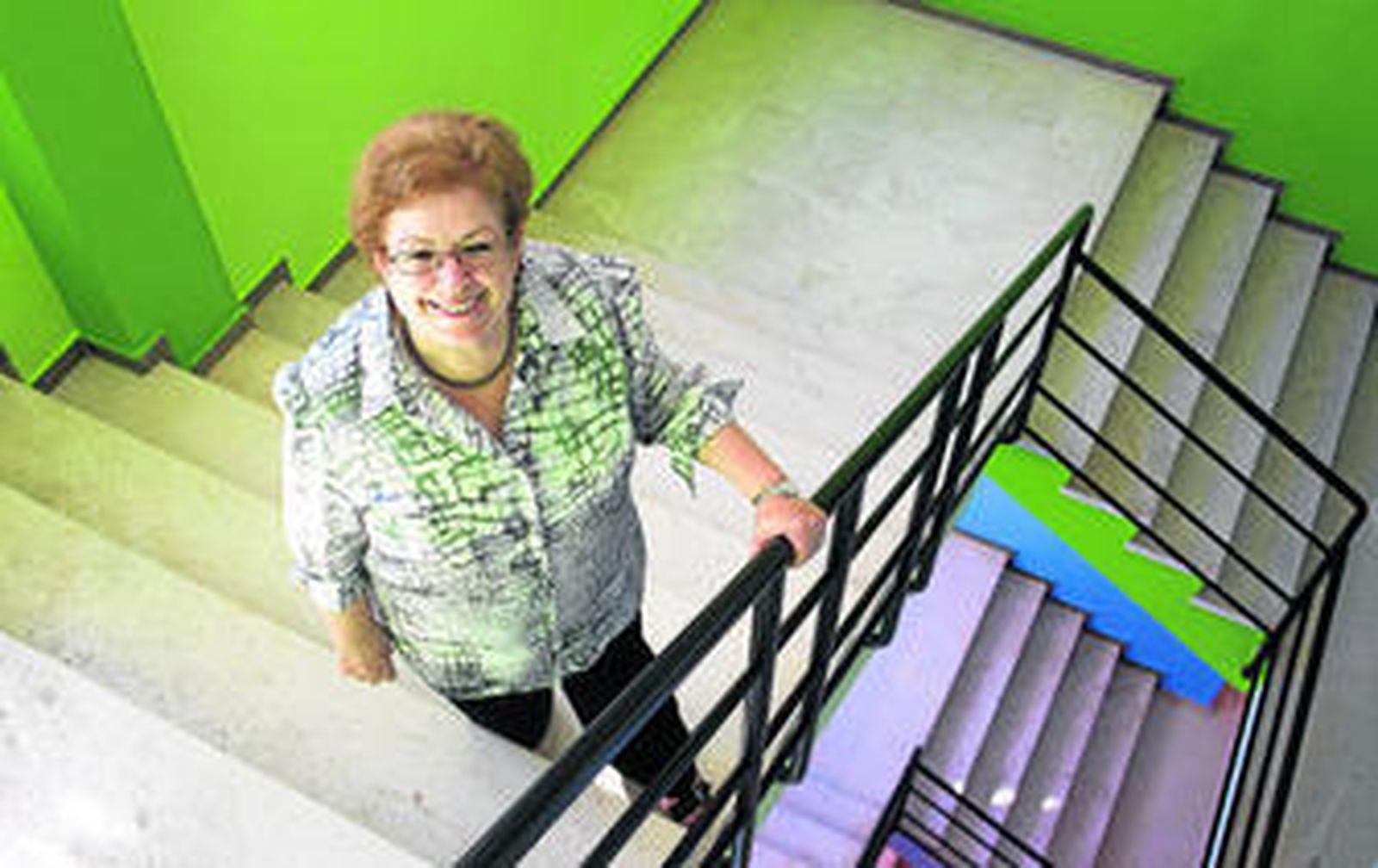 Francisca Parra posa para este diario en las escaleras de la facultad de Económicas.