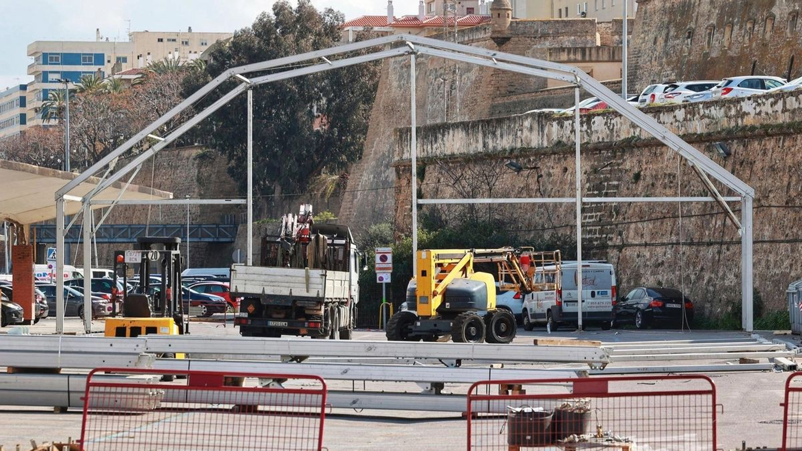 Imagen de archivo del montaje de la carpa de Carnaval que el año pasado estuvo montada en los aledaños de la estación de Renfe