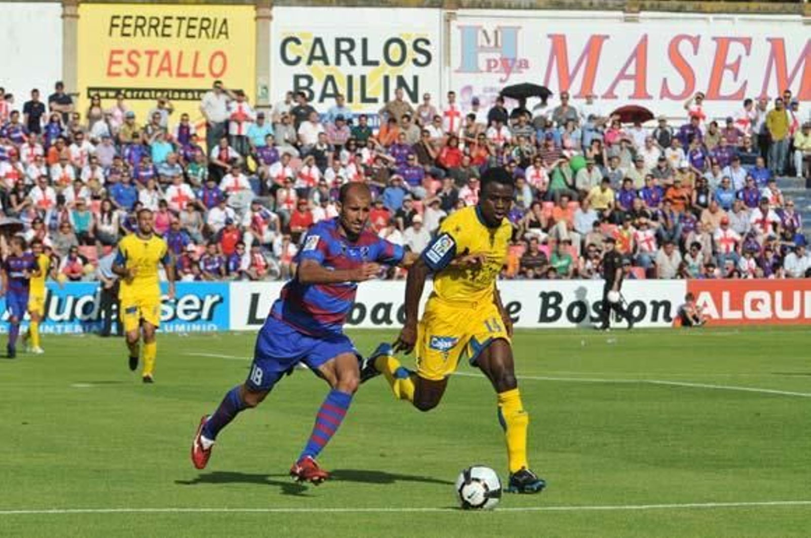 El equipo amarillo vuelve a los puestos de descenso y se complica la vida al perder por dos goles a uno frente al Huesca

Foto: LOF