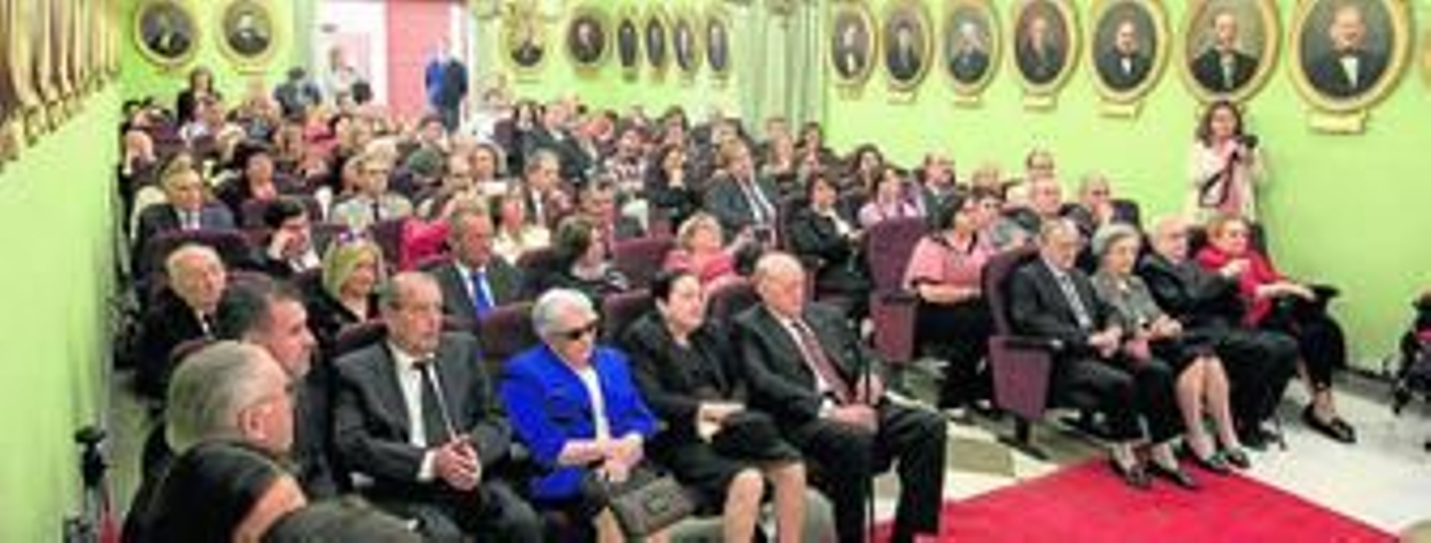 El salón de actos se llenó para la entrega de distinciones a los abogados que cumplían 50 y 25 años en la profesión.