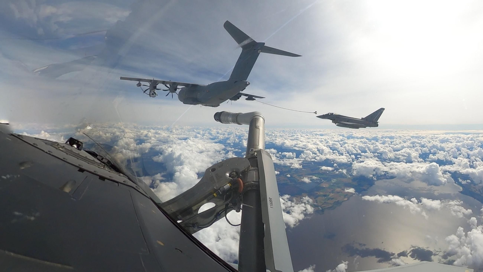 Un Eurofighter repostando en pleno aire de un A400M.