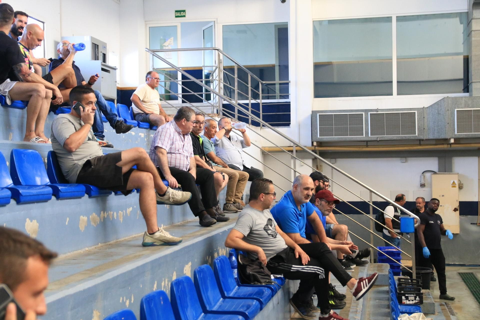 Vea cómo se descargan y se venden en la lonja la Gamba Roja de Almería