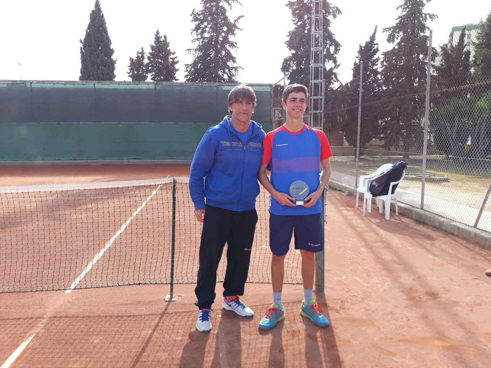 Borja Delgado, con Paco Doña, responsable de la Escuela de Tenis del Club Nazaret.