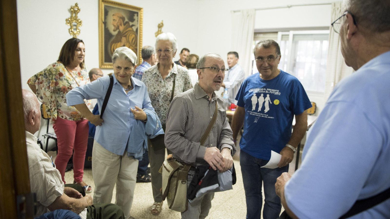 El párroco, de azul, a la derecha en los últimos momentos del encierro.