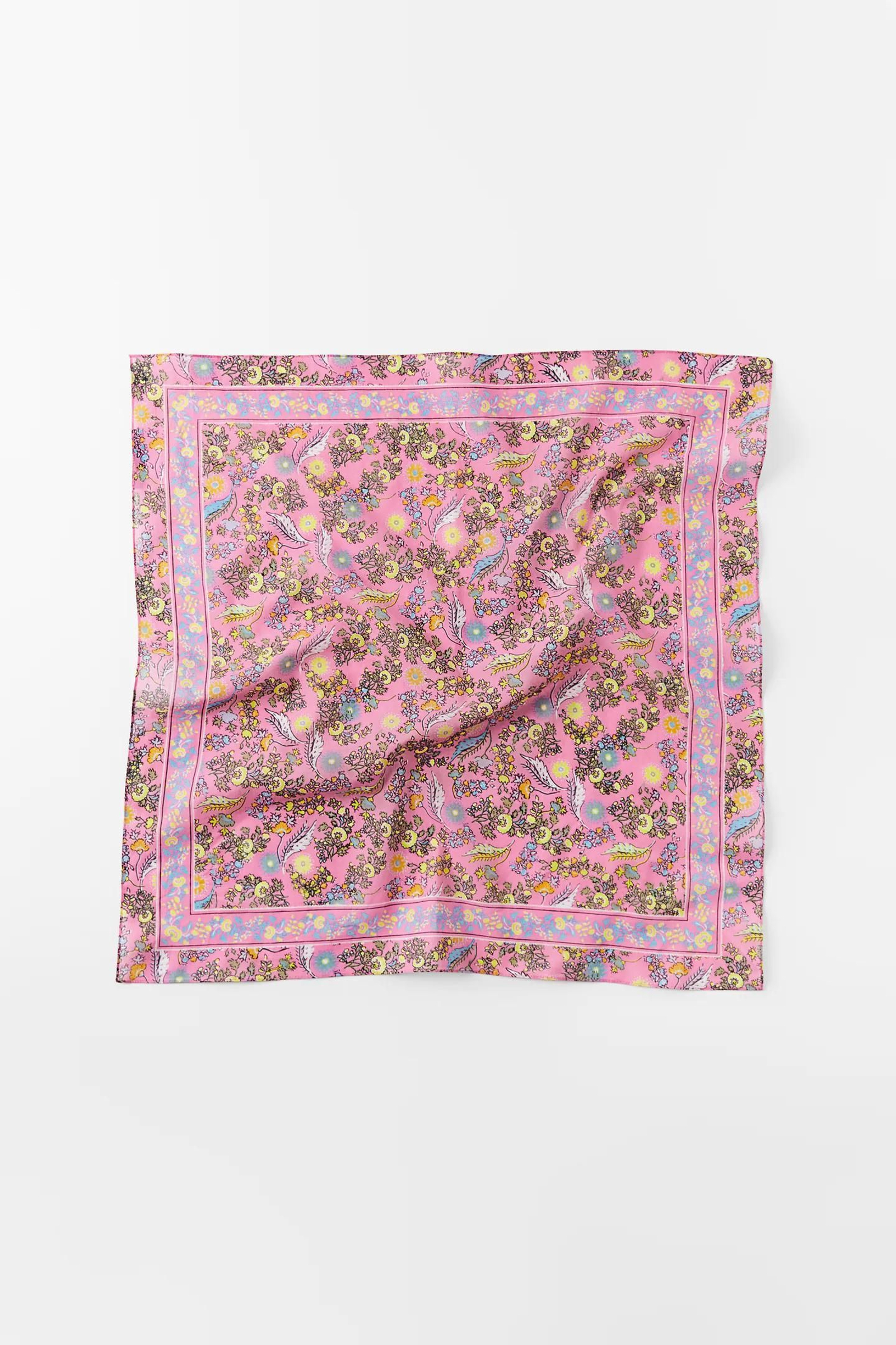 Pañuelo rosa con estampado de flores de Zara.