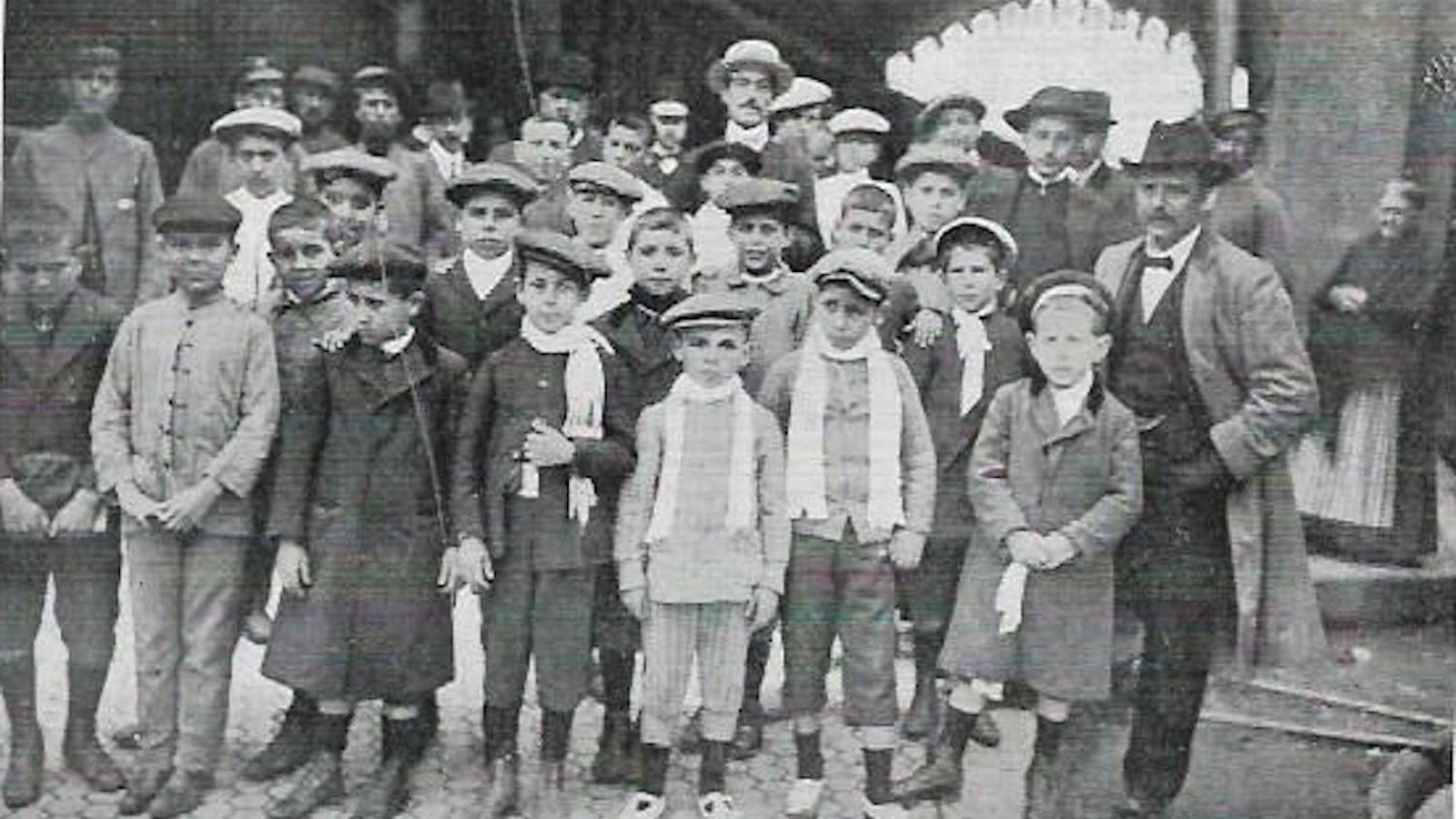 Manuel Siurot y niños en Madrid 1913 La Hormiga de Oro BIS