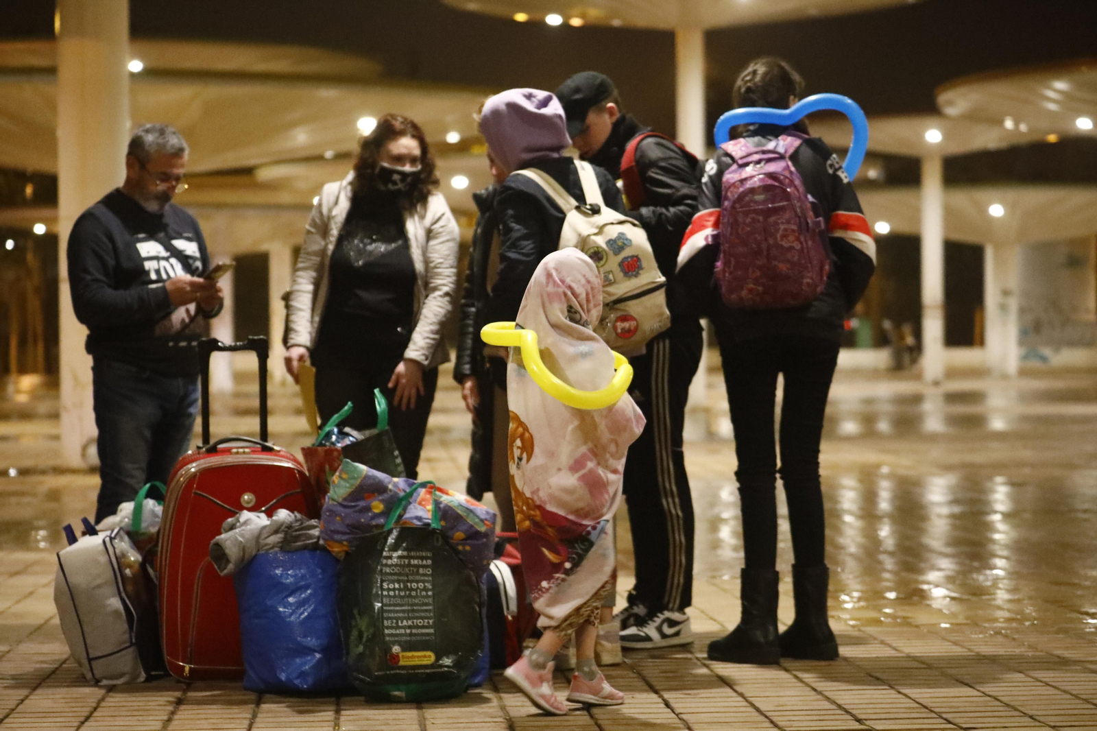 La llegada de 49 refugiados ucranianos a Córdoba, en imágenes