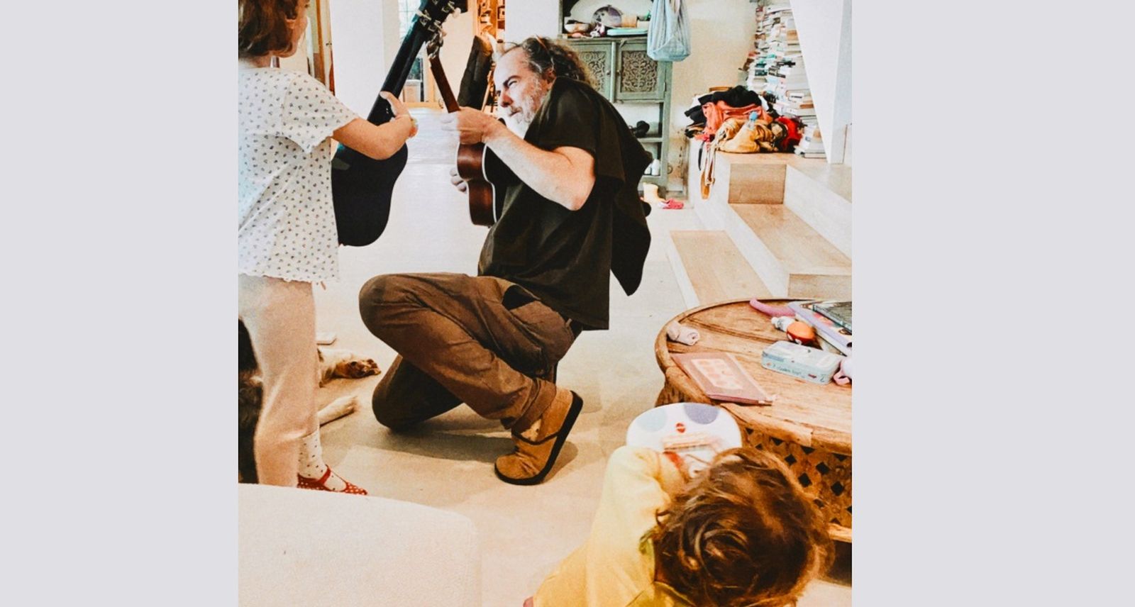 El músico Julio de la Rosa celebra con sus hijas la quinta nominación al Goya.