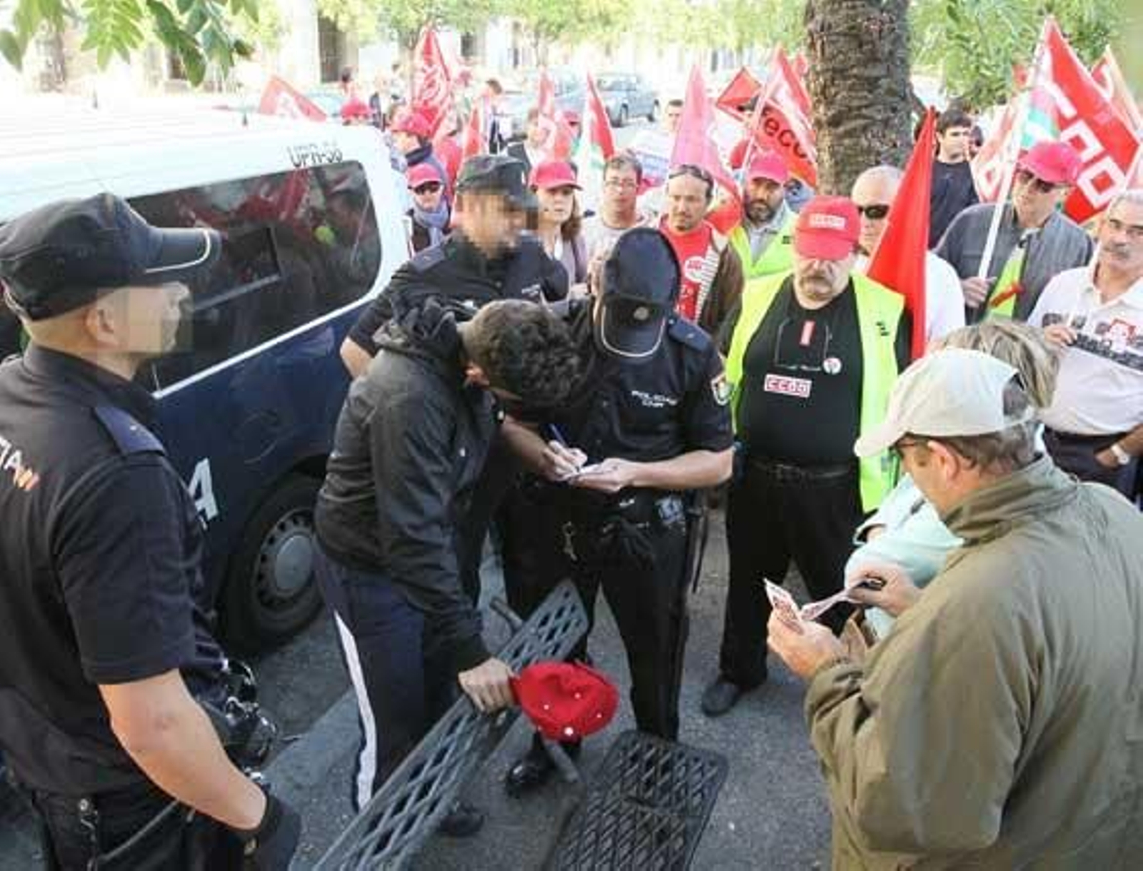 Los agentes identificaron a varias personas y escoltaron a los sindicalistas para evitar casos de violencia en sus visitas a comercios. P

Foto: M. A. González