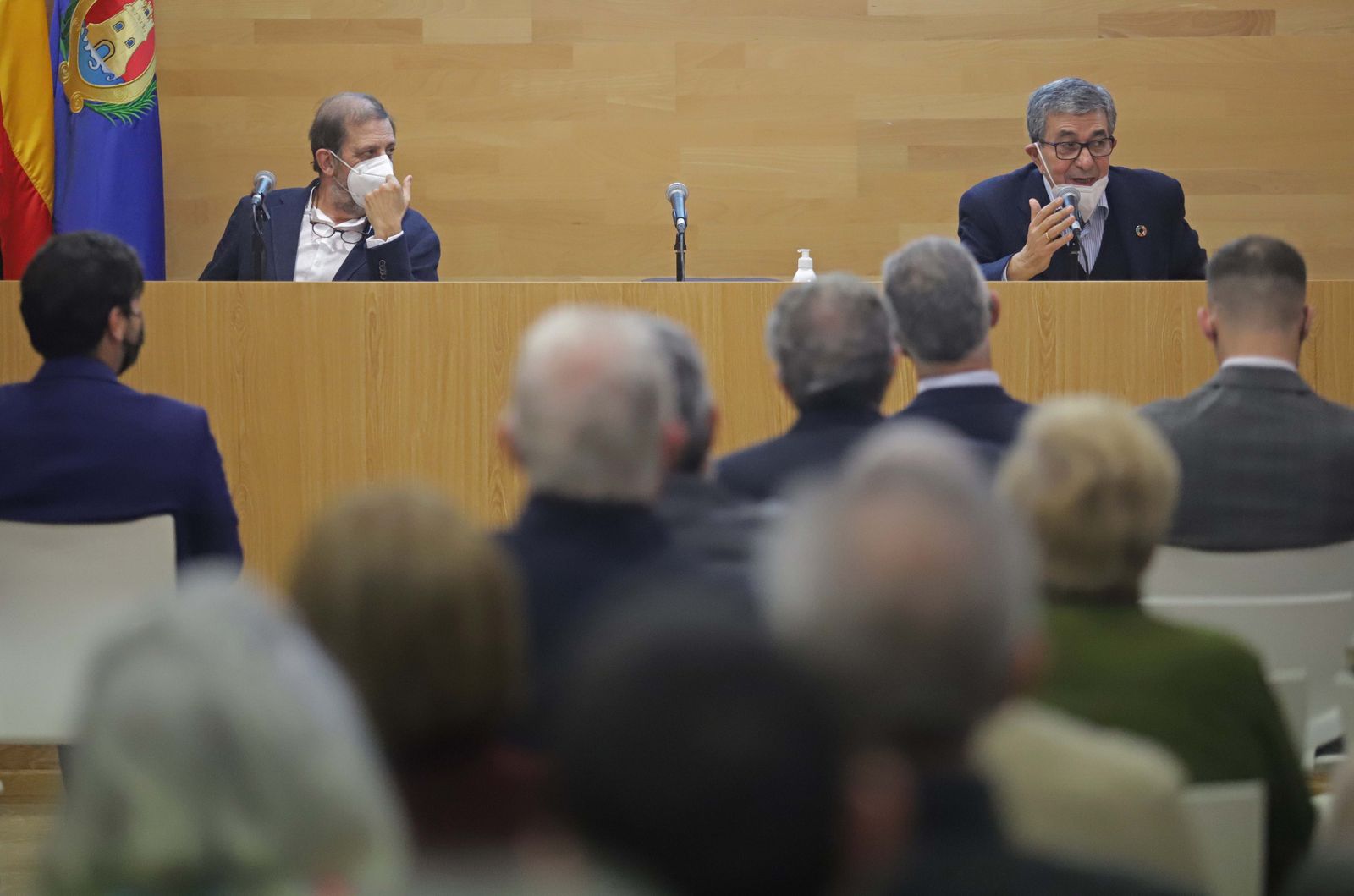 Carlos Villanueva y Juan Antonio Palacios, en la presentación de 'Trozos y trazos, a la tercera va la vencida'.