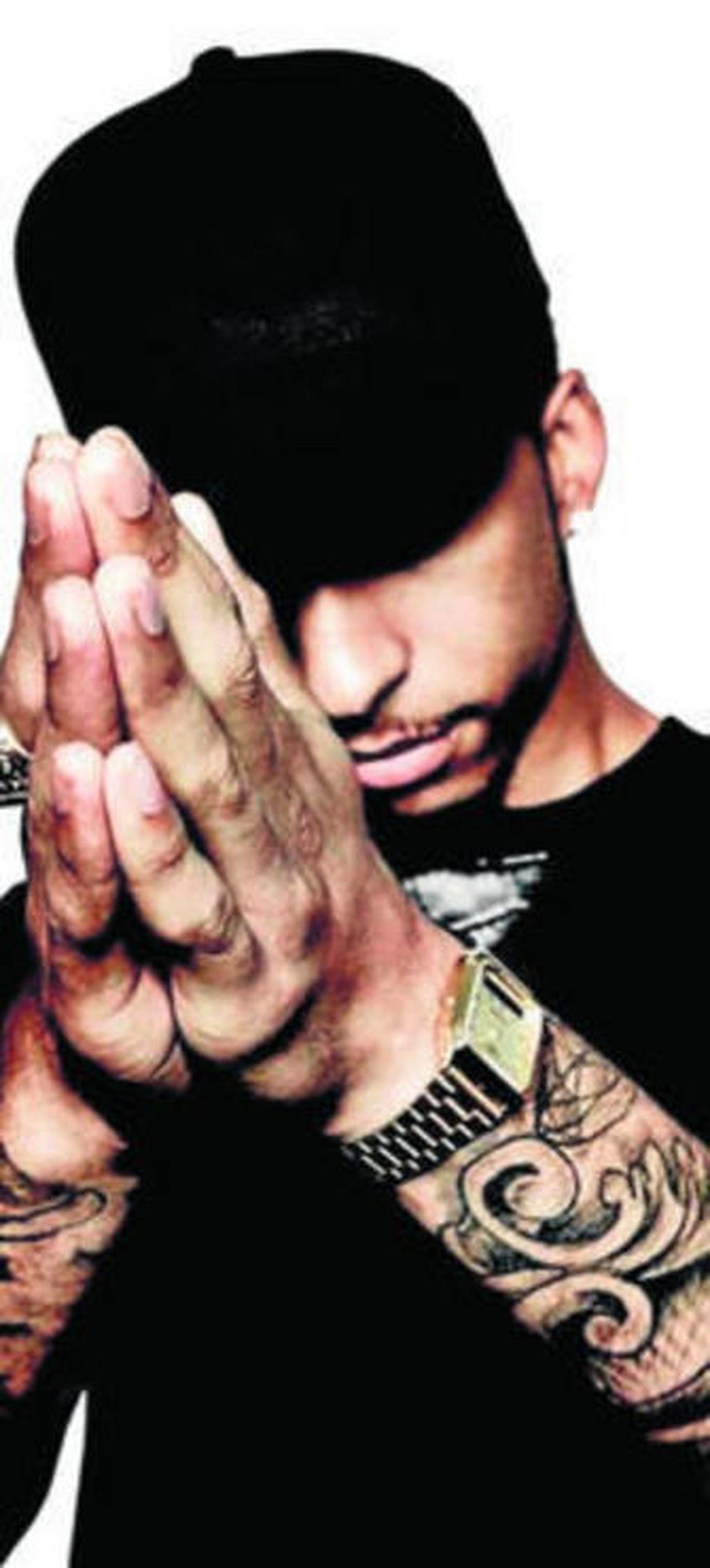 Una pose misteriosa de Troy, uno de los magos de los canales Discovery.