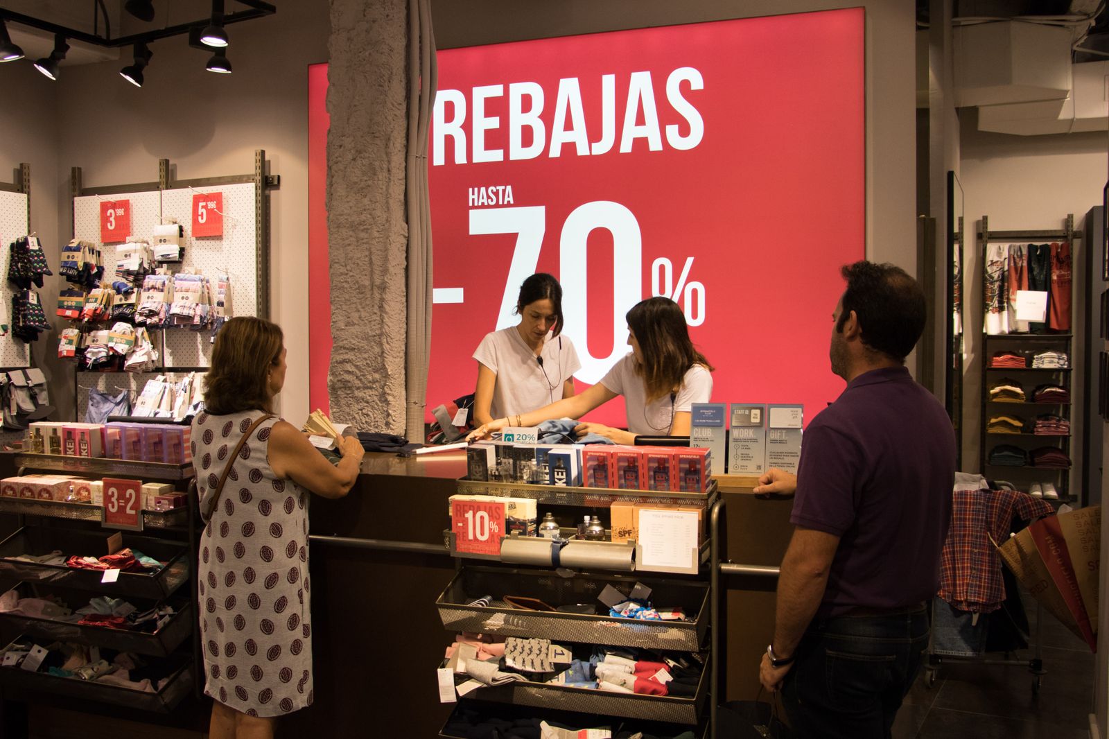 Estos son los perfiles que buscan las empresas para contratar a trabajadores en las rebajas