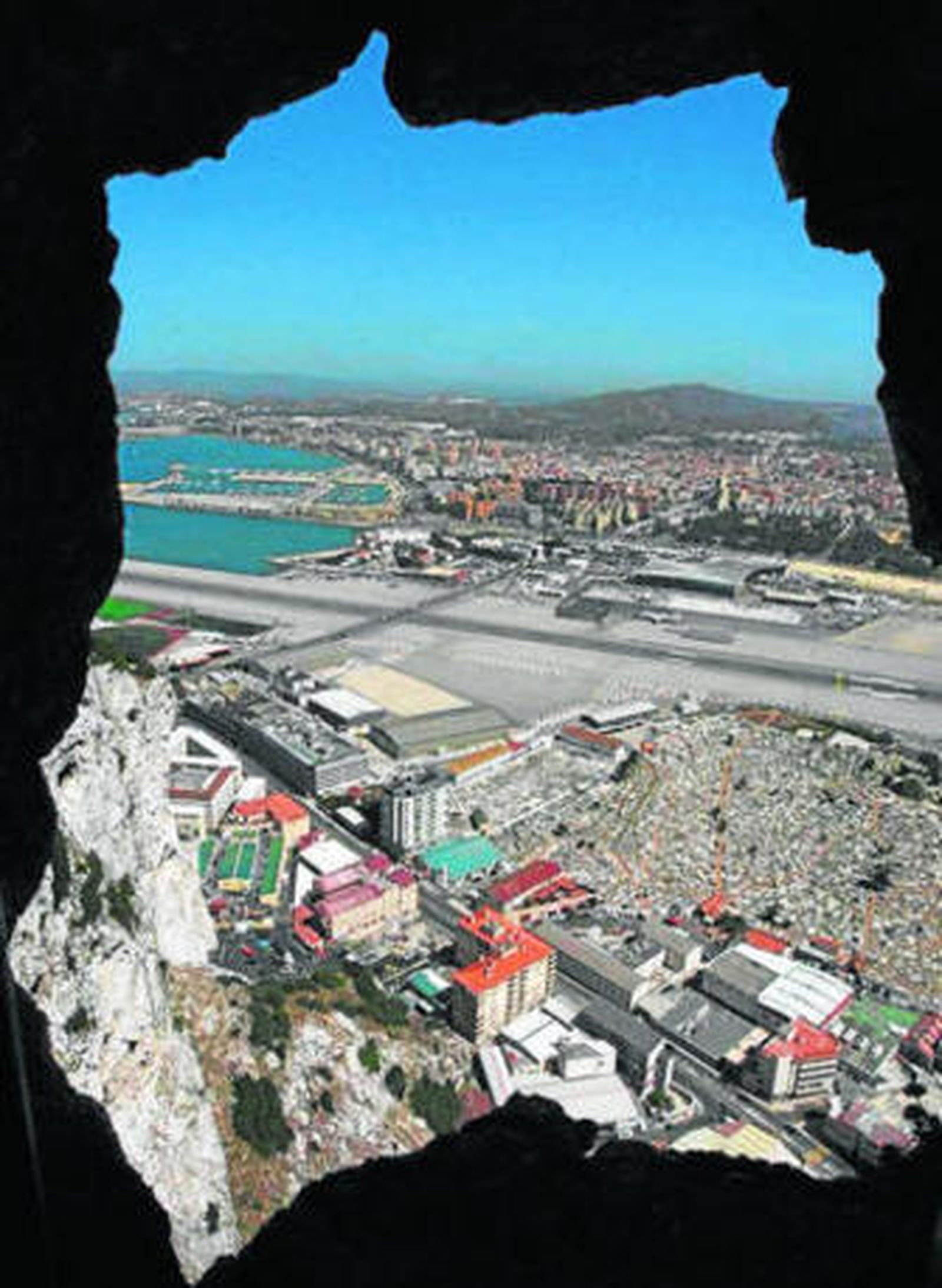 Vista del aeropuerto y la nueva terminal, desde el Peñón.