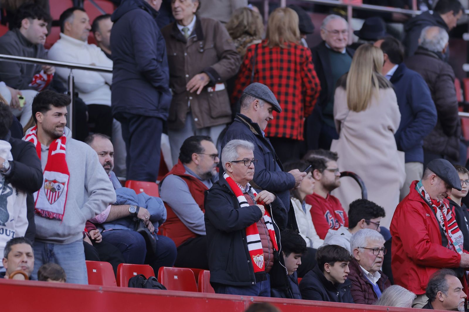 Búscate en las fotos del Sevilla - Girona